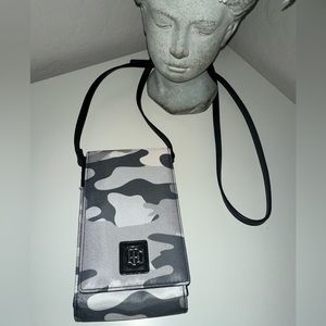 NWOT Tommy Hilfiger iPhone Crossbody Bag